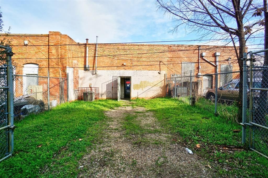 121 N Marlborough Ave, Dallas, TX 75208